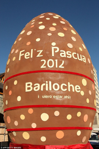 世界最大巧克力彩蛋亮相阿根廷 高8.5米重4吨