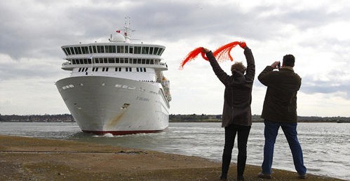 纪念“泰坦尼克”沉船百年 英邮轮载千余乘客重温航程