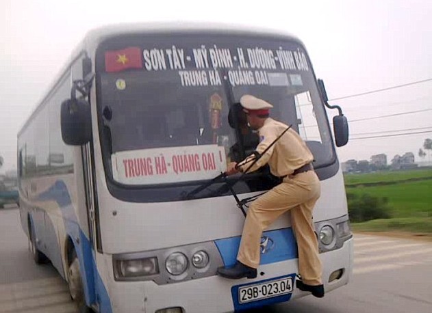 越南交警被誉“全球最执着” 为开罚单挂挡风玻璃上1.6公里