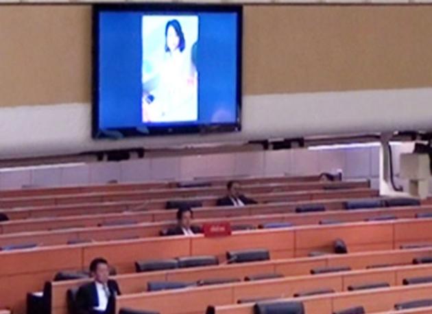 半裸女子照片突现泰国国会现场投影 议员称黑客入侵