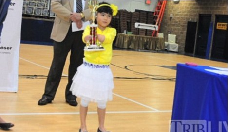 美国华裔无手女孩抱臂写字 夺国家书法特别奖