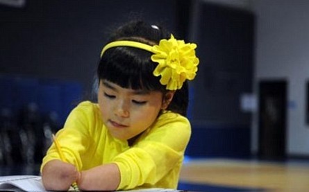 美国华裔无手女孩抱臂写字 夺国家书法特别奖