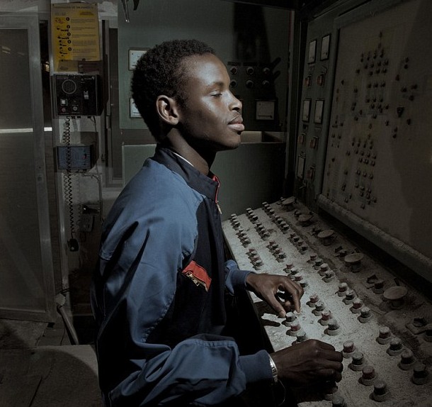 荡秋千、滚汽油桶当训练 摄影师拍组图揭秘赞比亚太空计划