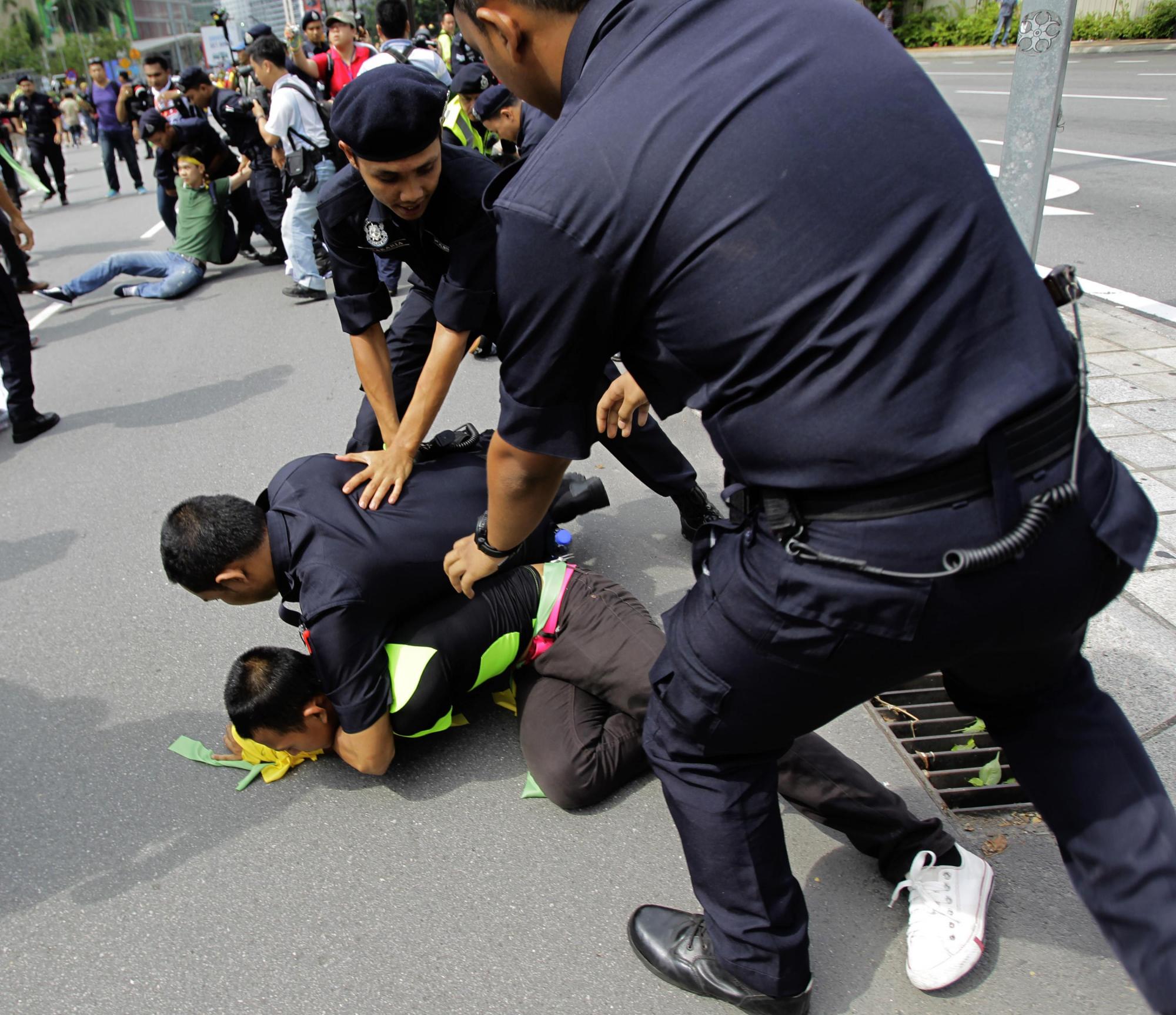 马来西亚数万人游行要求选举改革 警方动用催泪弹驱散