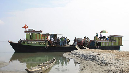 印度连发两起沉船事故 至少105人遇难上百人失踪