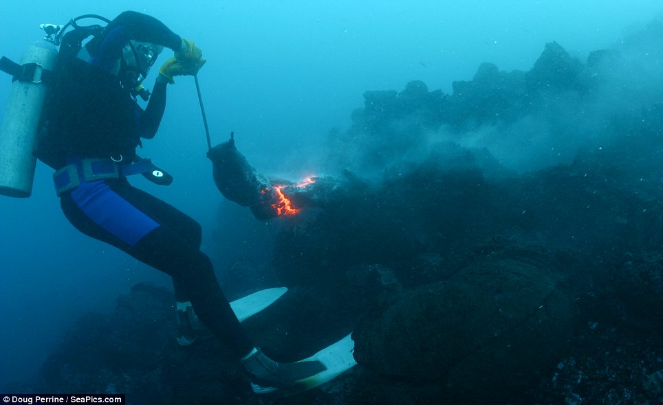 在海下与火山“共舞” 潜水者徒手为熔岩“做造型”