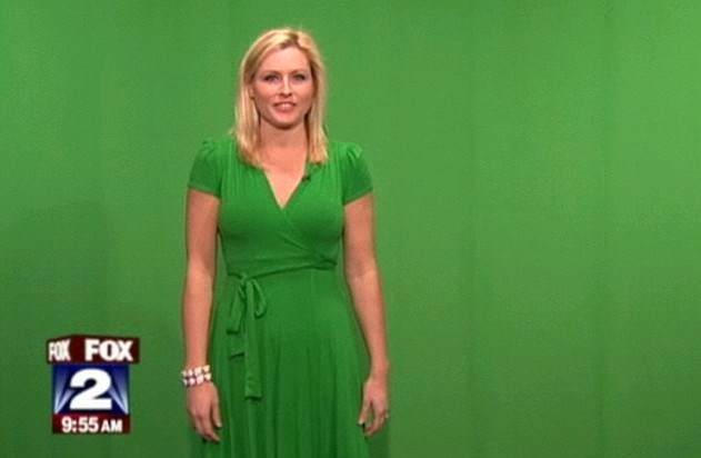 美国天气预报女主播展示穿衣玄机 着装不慎可致部分“隐身”