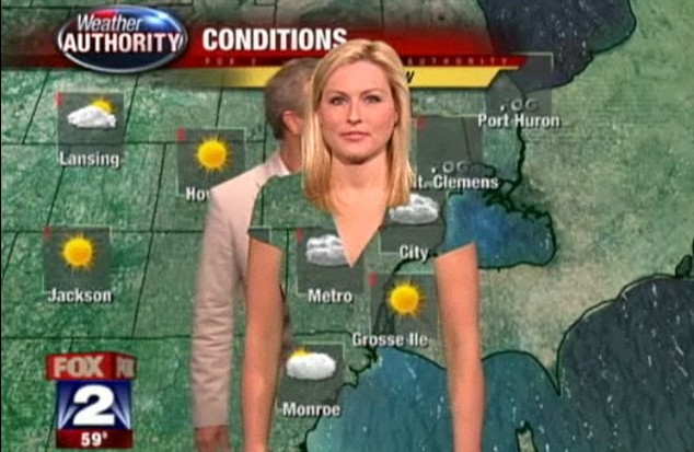 美国天气预报女主播展示穿衣玄机 着装不慎可致部分“隐身”