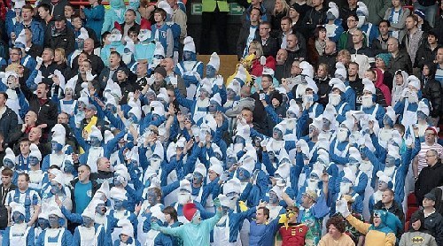 数百英国球迷变身“蓝精灵”助阵比赛 场面壮观