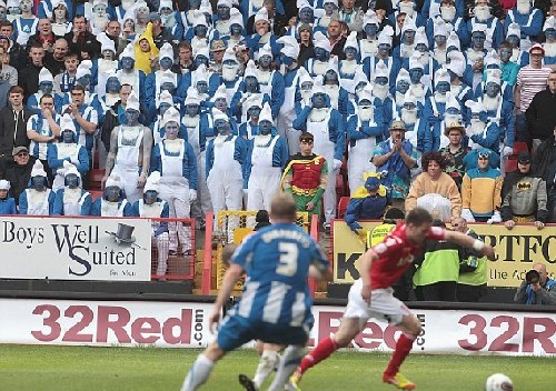 数百英国球迷变身“蓝精灵”助阵比赛 场面壮观