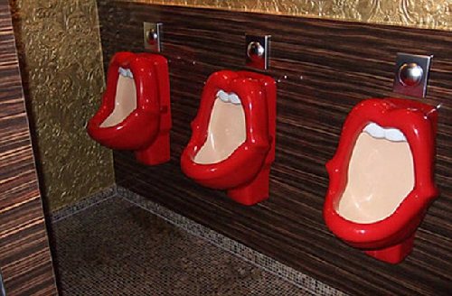 “长号、棺材、红唇大嘴” 全球另类厕所造型令人捧腹