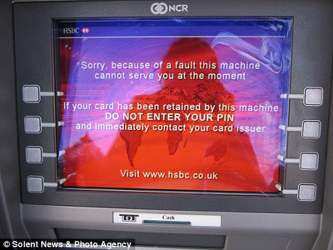 英国ATM出错狂吐双倍现金 银行称不必归还
