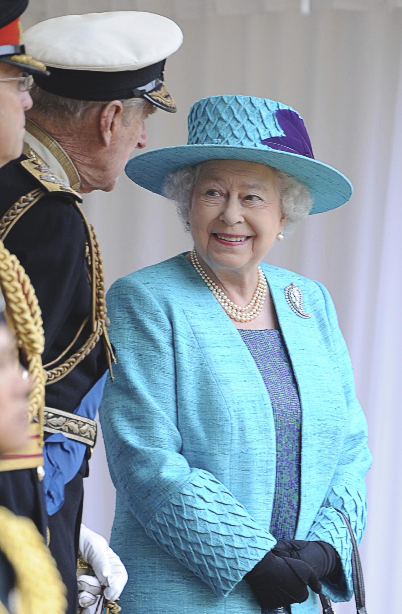 图：英国举行盛大阅兵式 庆祝女王登基60周年