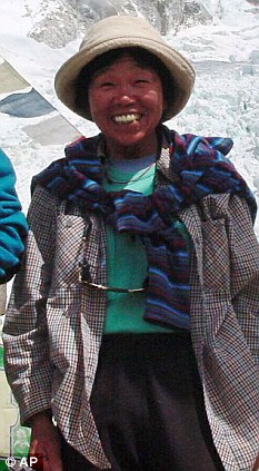 日本73岁老妇成功征服珠穆朗玛峰 成为年龄最大女性登顶者