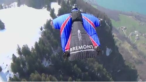 无降落伞辅助从数百米高空跳下 英国特技演员安全着陆