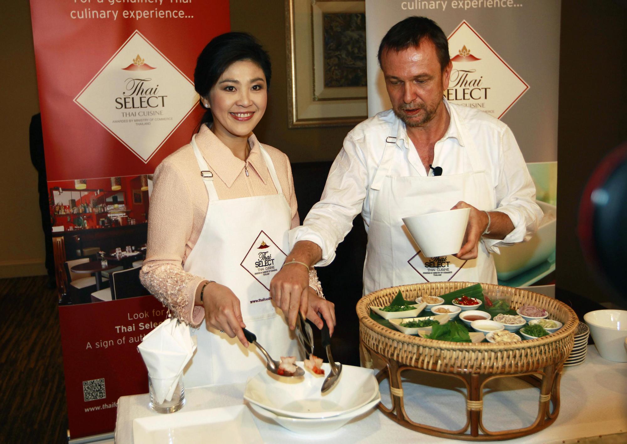 泰国总理英拉“洗手做羹汤” 悉尼推广泰国料理