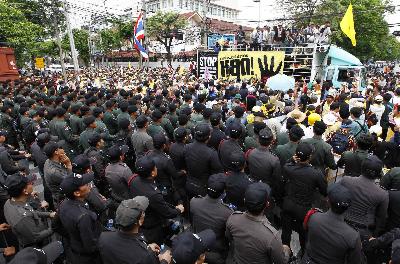 泰国“黄衫军”抗议和解草案 迫使议会无限期搁置讨论