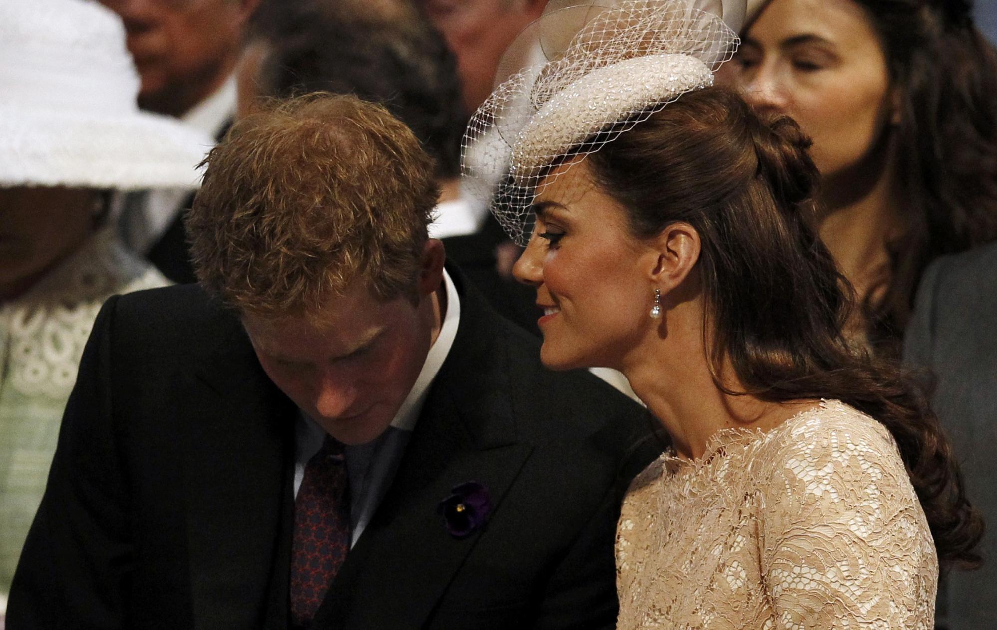 英女王登基60年庆典最后一天凯特和哈里私语被拍