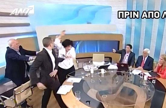 希腊极右翼议员电视直播时发飙 泼水并殴打女政客
