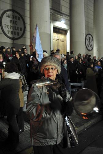 阿根廷人“敲锅抗议”通货膨胀 总统宣布提高资本货物进口关税