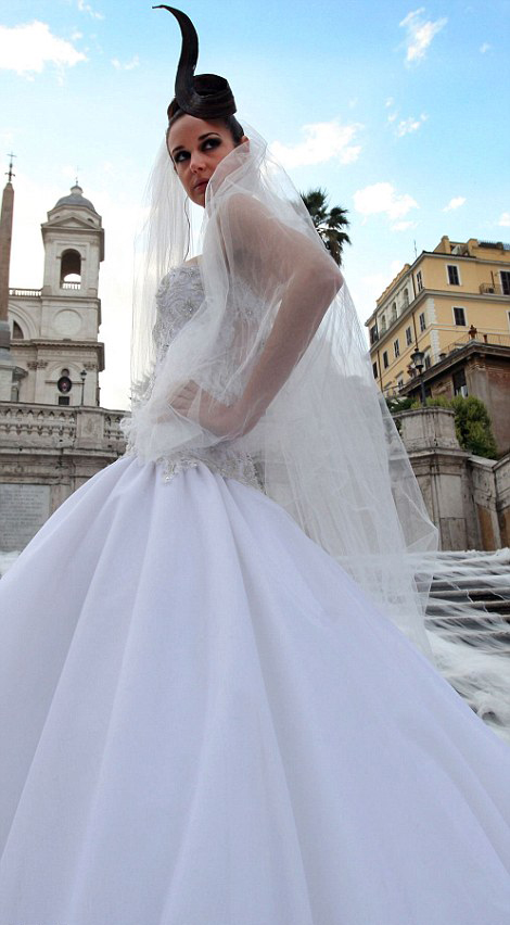 世界最长新娘头纱亮相意大利教堂 3.2公里风情万千