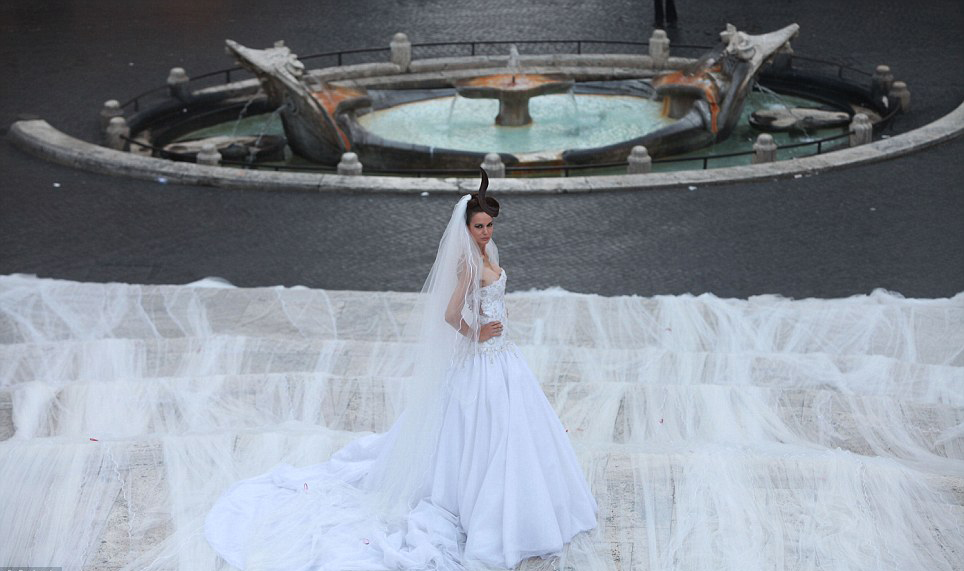 世界最长新娘头纱亮相意大利教堂 3.2公里风情万千