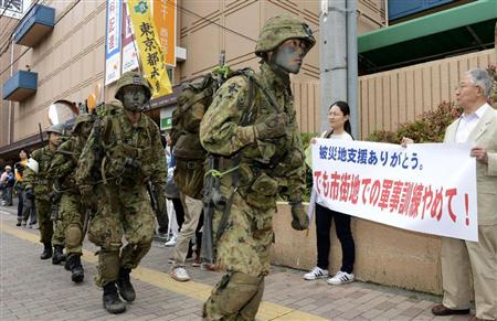 日本自卫队员持枪械现身东京街头引发抗议