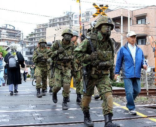 东京街头42年来首次出现自卫队带枪拉练
