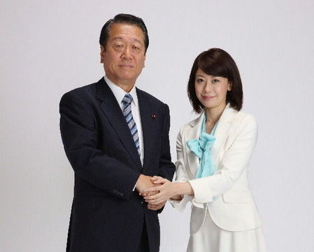 日本美女议员被曝与高官婚外恋(图)