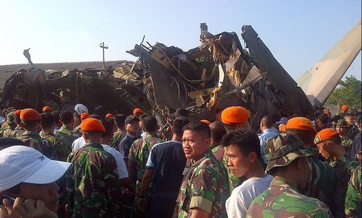 印尼空军飞机坠入首都军方住宅区 致10人死亡