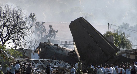印尼空军飞机坠入首都军方住宅区 致10人死亡