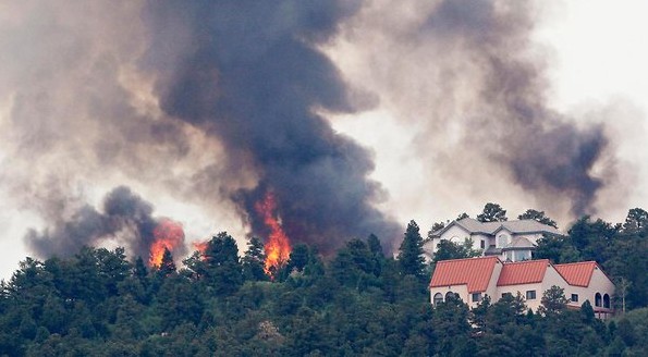 美国科罗拉多州山林大火来势汹汹 逾万人被迫疏散