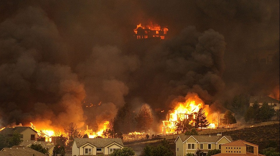 美国科罗拉多州大火肆虐逼近空军学院 3.2万人被迫疏散