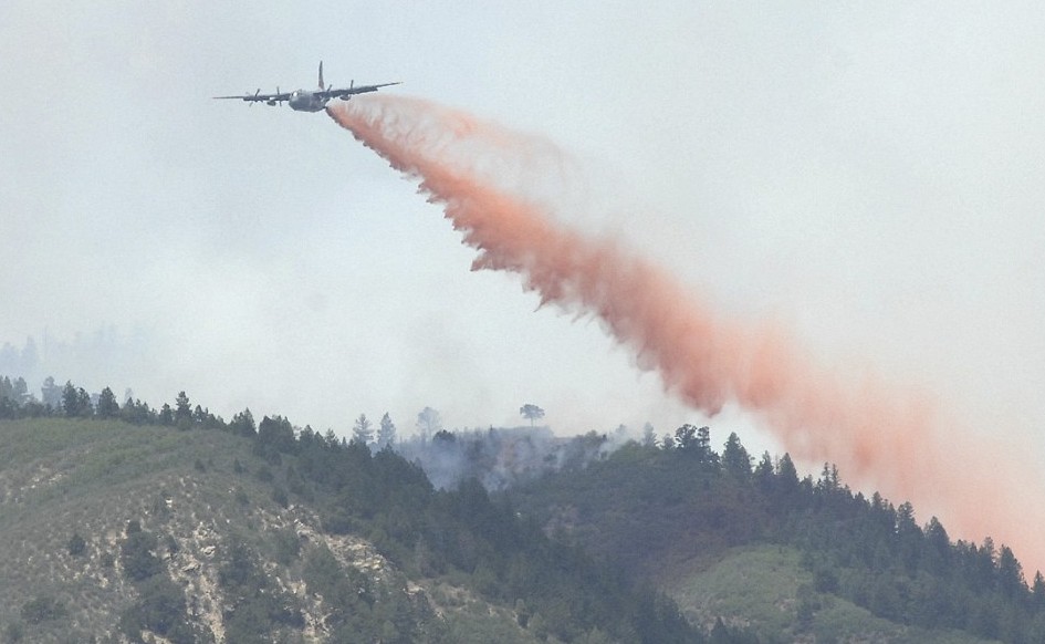 美国科罗拉多州大火肆虐逼近空军学院 3.2万人被迫疏散