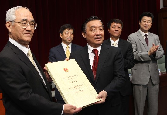 国新办主任王晨为日本创价大学中国图书馆揭牌