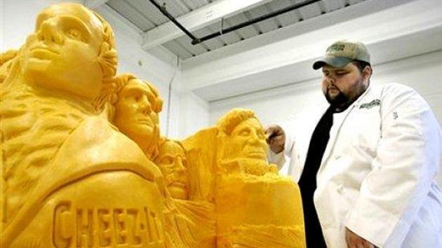 庆祝美国独立日 美国男子用奶酪雕出“总统山”