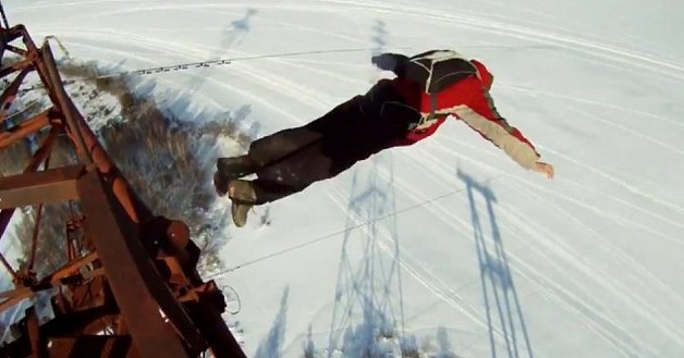 英男子120米高处跳伞出意外 坠落雪地幸运生还
