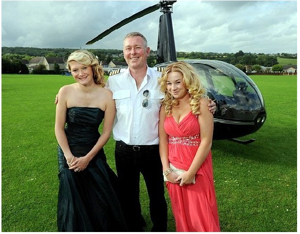 英国刮起奢靡毕业舞会风 父亲租直升机送女儿赴“成人礼”