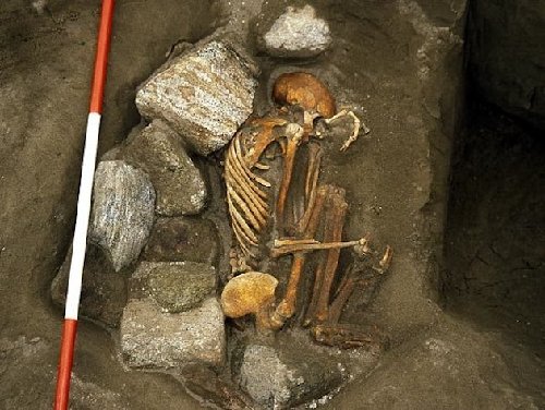 英国考古新发现 三千年前木乃伊由多人骨架拼接而成