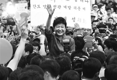 韩前总统之女朴槿惠参选总统 其父母均被枪杀