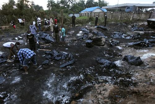 尼日利亚油罐车爆炸 百余人丧生