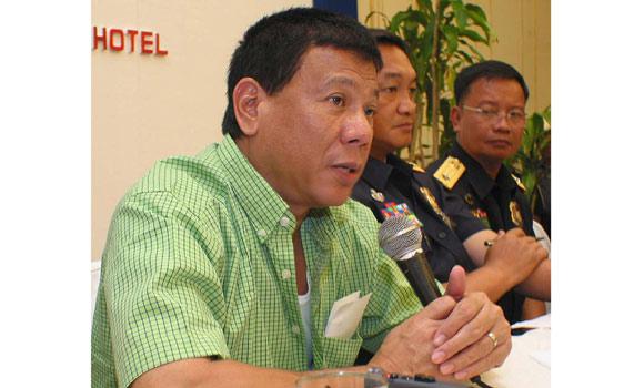 菲律宾“铁腕”市长逼嫌犯吃文件遭指责 曾有黑社会背景