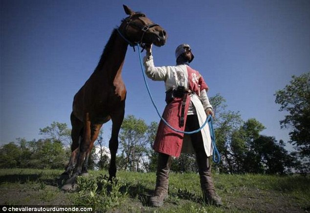 “现代版堂吉诃德”战袍装骑马穿越加拿大 传播骑士精神