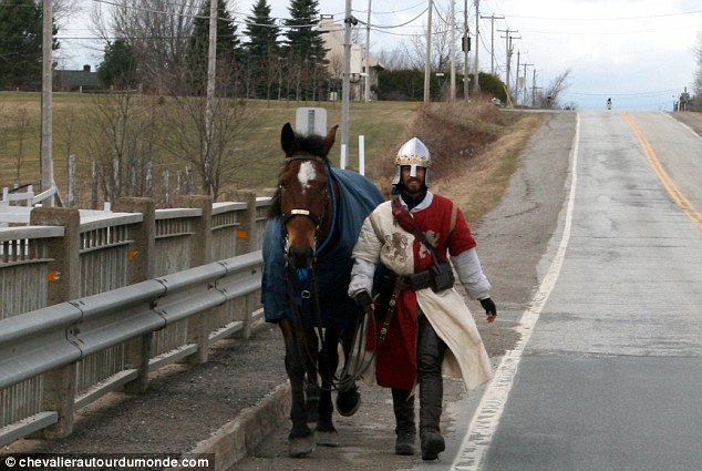 “现代版堂吉诃德”战袍装骑马穿越加拿大 传播骑士精神