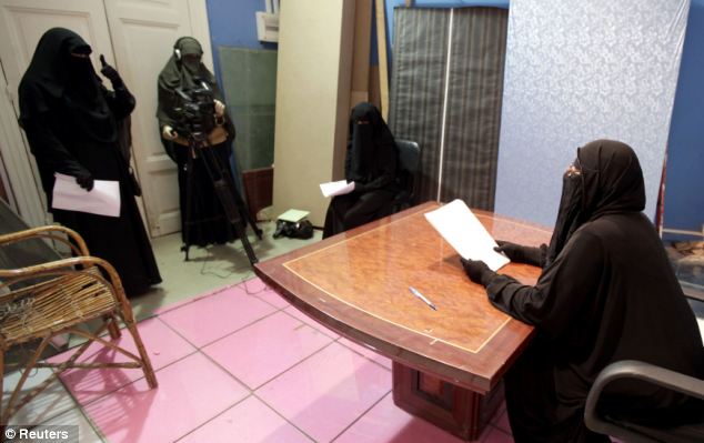 埃及“面纱女性”电视频道开播 职员着装严密只露双眼