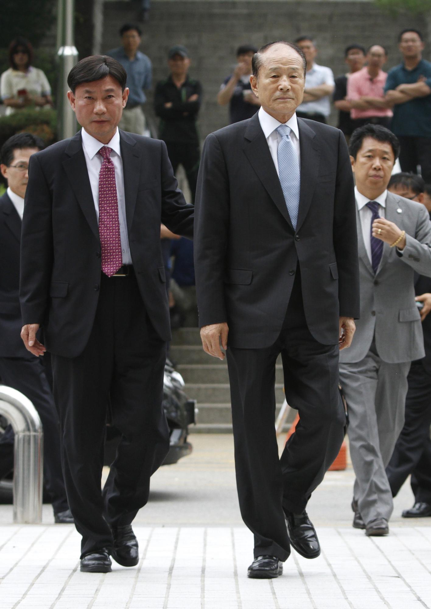 韩国总统兄长因受贿被起诉 分析称对李明博打击巨大