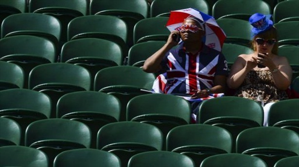 奥运会首日比赛观众席大片空缺 主办方忙调查