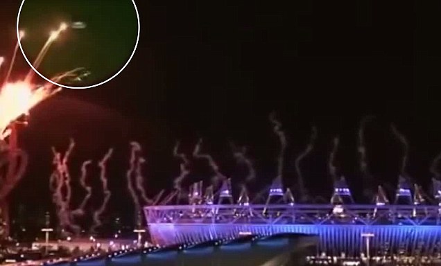 外星人也爱抢镜头? 伦敦奥运开幕式现场惊现不明飞行物