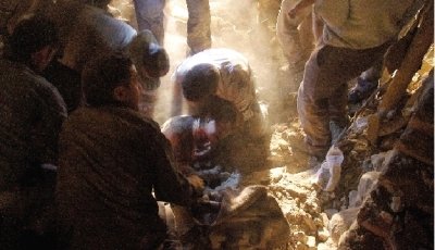 伊朗宣布地震搜救结束 废墟中仍有灾民被困