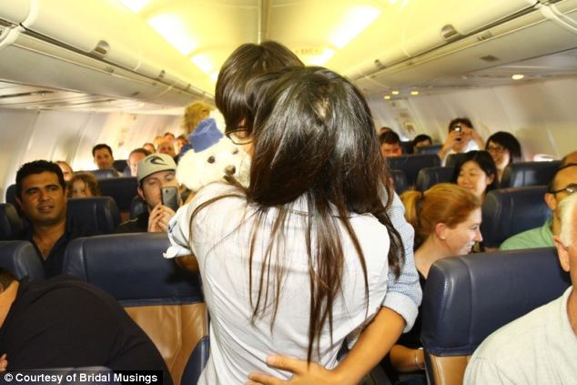 跟航空公司一道给女友制造惊喜 美国男子飞机上最浪漫求婚成为美谈
